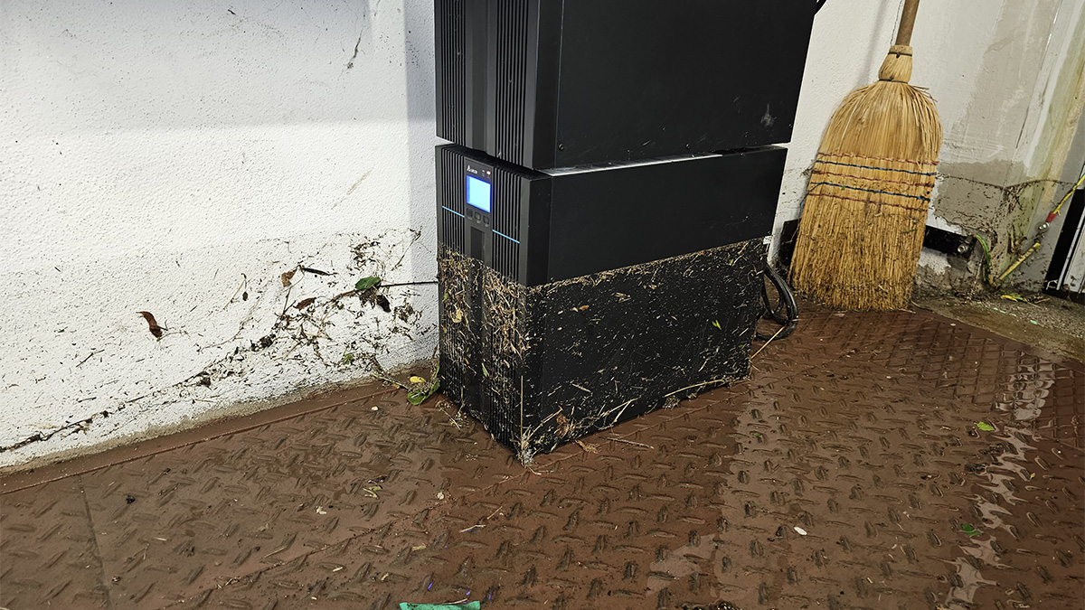 Hálózati szünetmentes áramellátó (UPS) rendszer víz és beázás okozta károsodás után