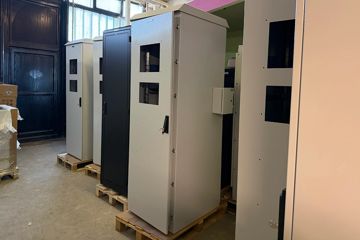 Kültéri UPS rendszer telepítése vagyonvédelmi rendszer szünetmentesítéséhez